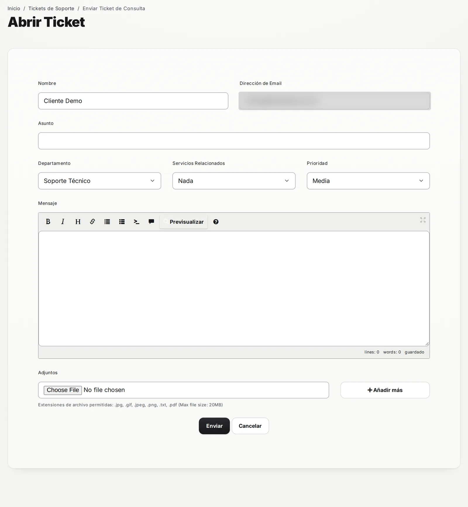 Formulario del ticket con Asunto, Prioridad, Mensaje y Adjuntos
